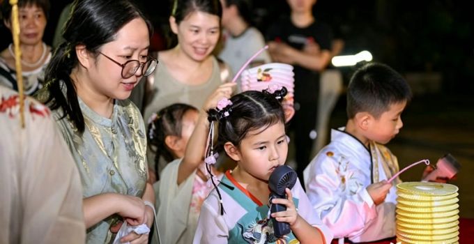 “双节”着汉服 夜游镇海楼