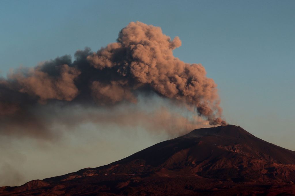 受火山灰影响 意大利西西里岛一机场持续停运