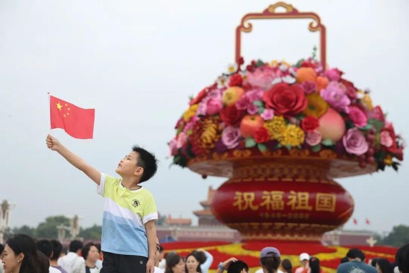 天安门广场中心“祝福祖国”花坛以喜庆的花果篮为主景，篮内选取了寓意美好的15种花卉和5种水果。