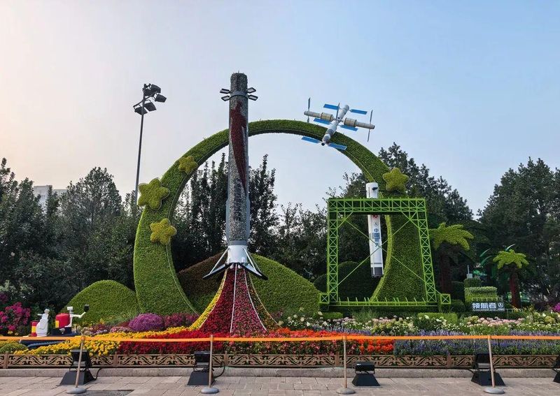 今年，天安门广场、长安街沿线以“奋进‘十五五’，阔步新征程”为主题进行花卉布置。