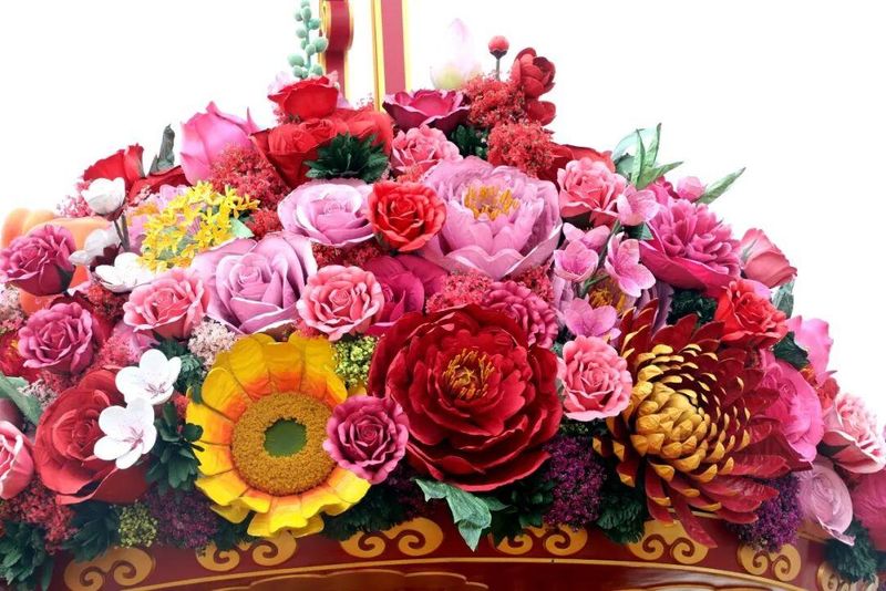 花篮里有月季、牡丹、向日葵、葡萄等花朵和水果，寓意“繁花似锦，硕果累累”。