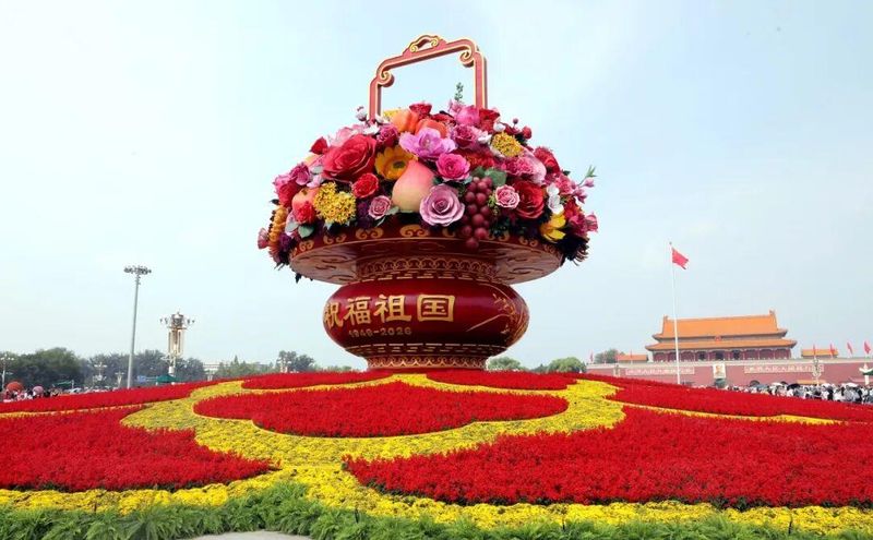 天安门广场上的“祝福祖国”巨型花篮主体亮相。