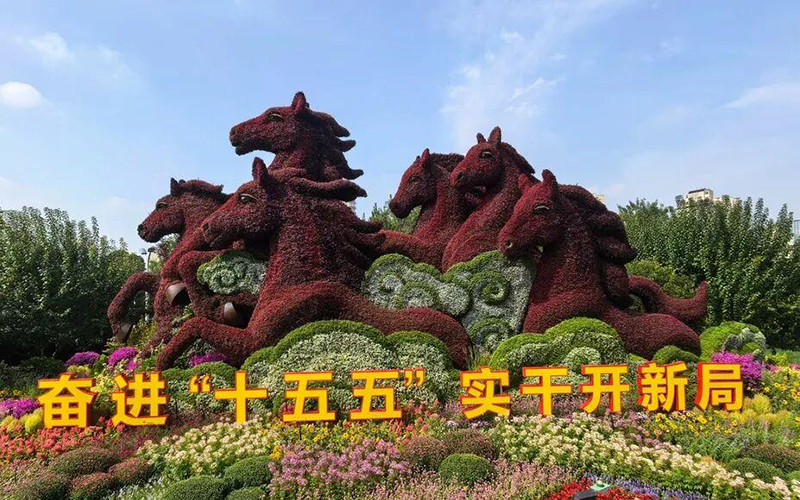 今年，天安门广场、长安街沿线以“奋进‘十五五’，阔步新征程”为主题进行花卉布置。