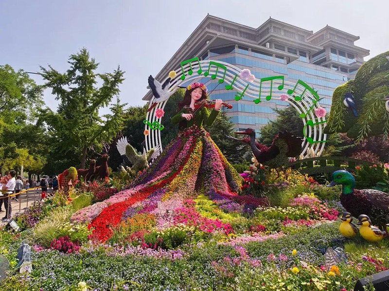 今年，天安门广场、长安街沿线以“奋进‘十五五’，阔步新征程”为主题进行花卉布置。