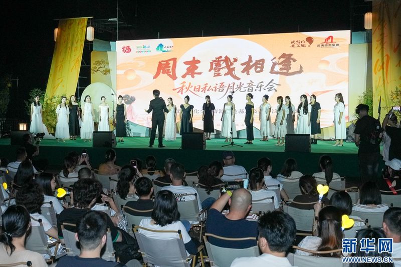 这是“周末戏相逢”——秋日私语月光音乐会环节，合唱团在演唱闽南语歌曲（9月25日摄）。新华网 肖和勇 摄