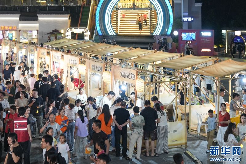 这是9月25日拍摄到的“闽超第二现场”市集。新华网 肖和勇 摄