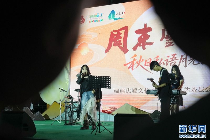 这是“周末戏相逢”——秋日私语月光音乐会环节，乐队在演唱歌曲（9月25日摄）。新华网 肖和勇 摄