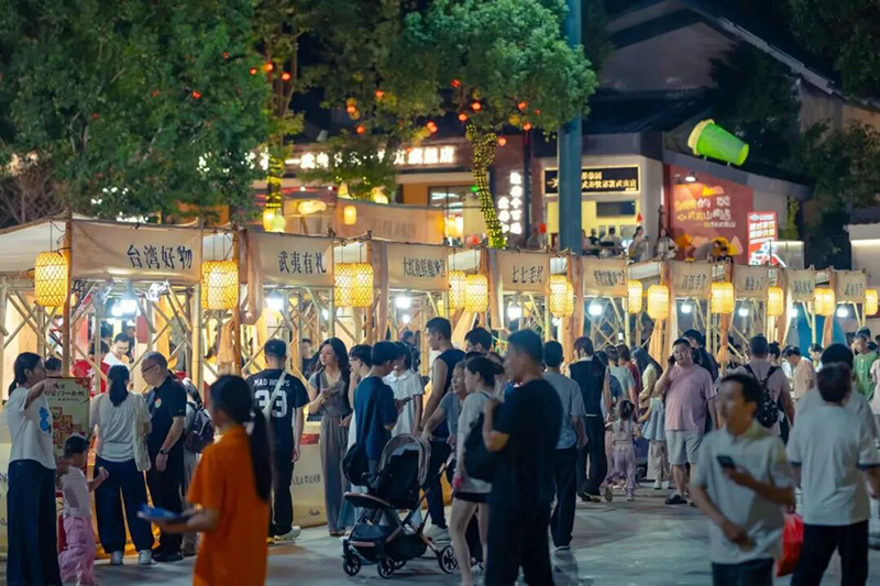 热闹的市集。