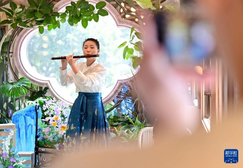 9月24日，演艺人员在“武夷山国家公园”主题观光列车上为乘客表演文艺节目。新华社记者 林善传 摄