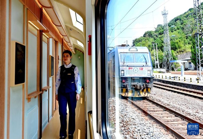 9月24日“武夷山国家公园”主题观光列车与电力机车在福州车务段管辖的下过溪站交会。新华社记者 林善传 摄