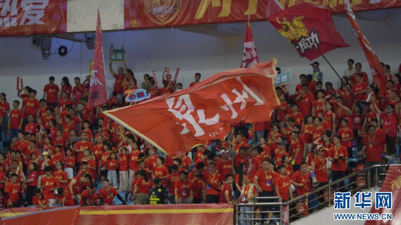 泉州球迷在看台上挥旗助威。新华网发（肖松清摄）