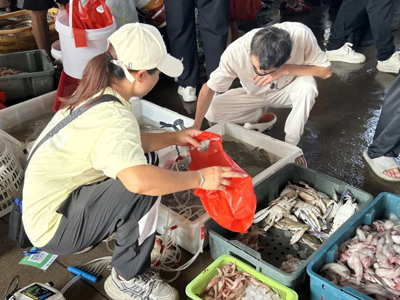 福州长乐漳港三营澳渔港迎来丰收，渔船满载归港。市民争相选购刚上岸的梭子蟹等新鲜海货，码头交易繁忙，呈现出一派热闹的秋日“抢鲜”景象。