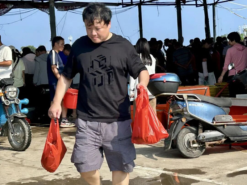 福州长乐漳港三营澳渔港迎来丰收，渔船满载归港。市民争相选购刚上岸的梭子蟹等新鲜海货，码头交易繁忙，呈现出一派热闹的秋日“抢鲜”景象。