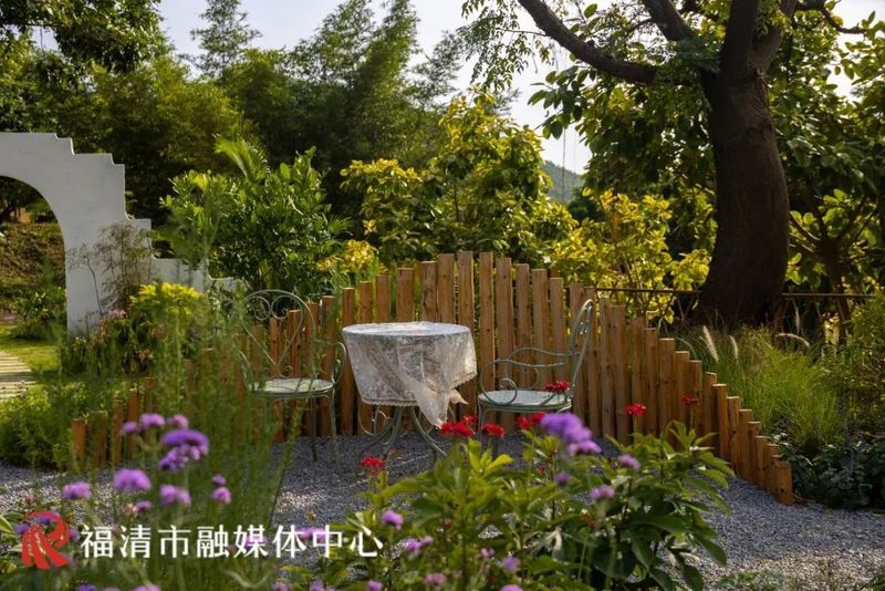 坐落于小南洋村的中央公园苗木基地内，由福清市城投集团所属苗木公司自营打造的花间堂花艺休闲驿站于8月初动工，目前已全面完工。
