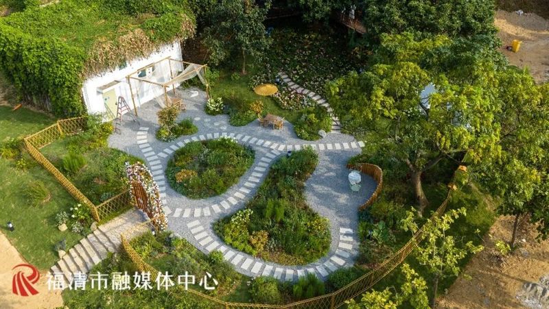 坐落于小南洋村的中央公园苗木基地内，由福清市城投集团所属苗木公司自营打造的花间堂花艺休闲驿站于8月初动工，目前已全面完工。