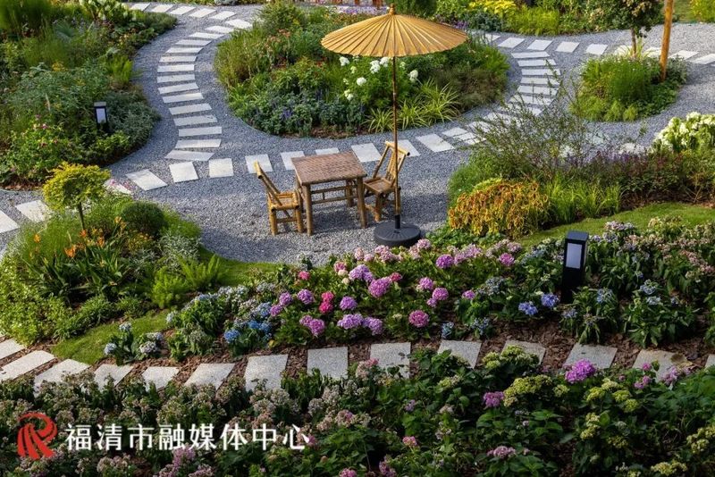 坐落于小南洋村的中央公园苗木基地内，由福清市城投集团所属苗木公司自营打造的花间堂花艺休闲驿站于8月初动工，目前已全面完工。