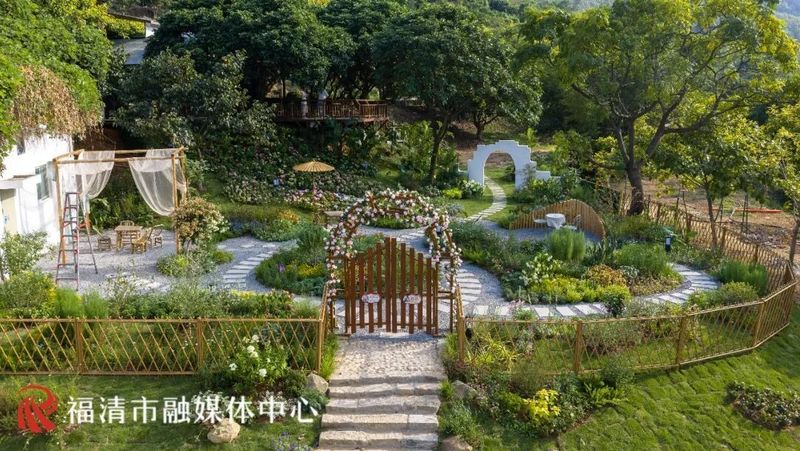 坐落于小南洋村的中央公园苗木基地内，由福清市城投集团所属苗木公司自营打造的花间堂花艺休闲驿站于8月初动工，目前已全面完工。