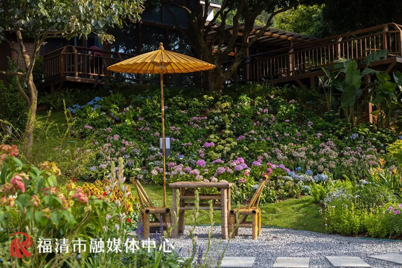 坐落于小南洋村的中央公园苗木基地内，由福清市城投集团所属苗木公司自营打造的花间堂花艺休闲驿站于8月初动工，目前已全面完工。