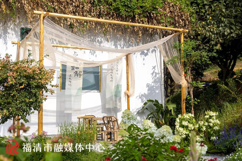 坐落于小南洋村的中央公园苗木基地内，由福清市城投集团所属苗木公司自营打造的花间堂花艺休闲驿站于8月初动工，目前已全面完工。