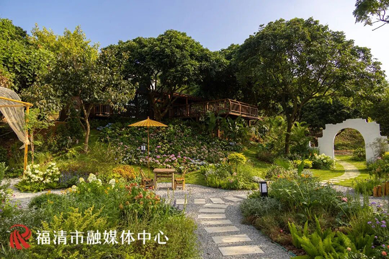 坐落于小南洋村的中央公园苗木基地内，由福清市城投集团所属苗木公司自营打造的花间堂花艺休闲驿站于8月初动工，目前已全面完工。