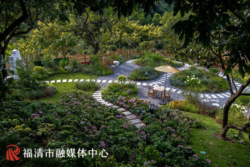 坐落于小南洋村的中央公园苗木基地内，由福清市城投集团所属苗木公司自营打造的花间堂花艺休闲驿站于8月初动工，目前已全面完工。