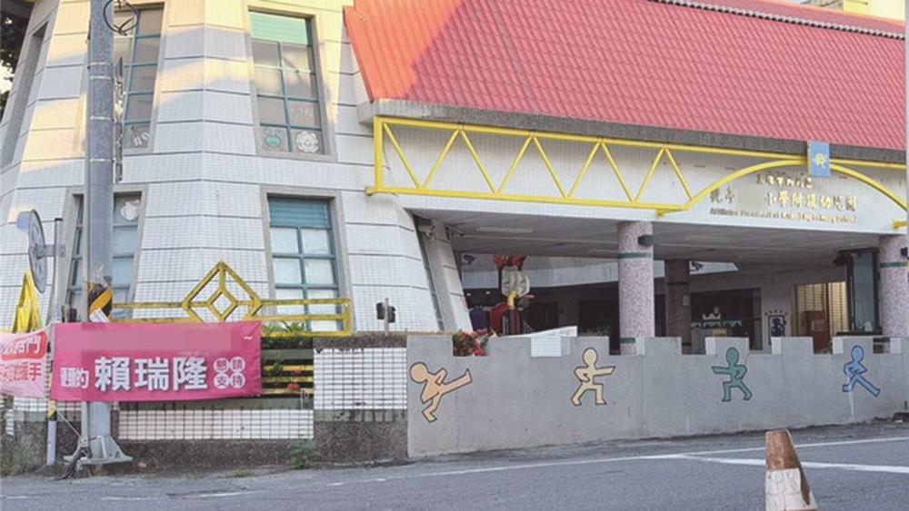 将宣传布条挂到了幼儿园围墙上！竞选“黑手”进校园，赖瑞隆挨轰