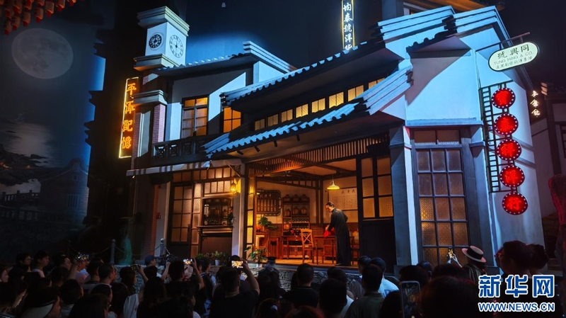 上世纪60年代的台湾酒馆被“搬”到演出现场。新华网 刘丰 摄