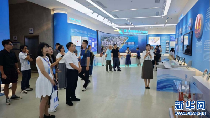 采访团调研厦门海洋高新技术产业园区，了解厦门市海洋经济发展与海洋技术成果转化情况。新华网 刘默涵 摄