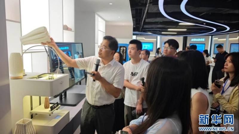 采访团调研福建省（厦门）人工智能产业园，实地观摩各类人工智能产品及典型案例。新华网 刘默涵 摄