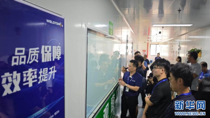 采访团走进韦尔通科技股份有限公司，调研企业新材料产业研发及产业化情况。新华网 刘默涵 摄