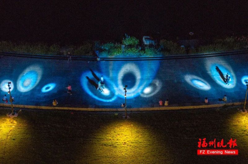 9月29日晚，福州旗山湖公园“花月夜”灯光提升项目试亮灯。