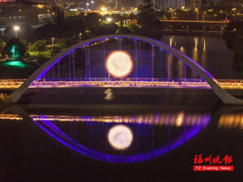 9月29日晚，福州旗山湖公园“花月夜”灯光提升项目试亮灯。