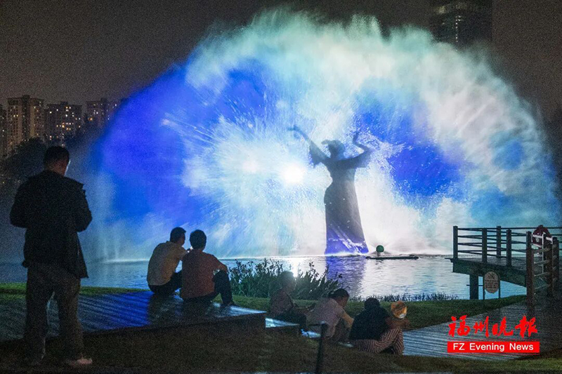 9月29日晚，福州旗山湖公园“花月夜”灯光提升项目试亮灯。