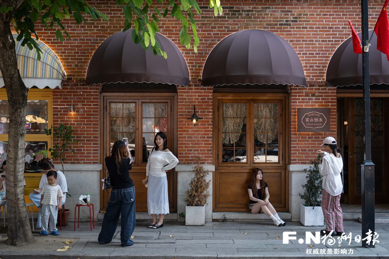 众多剧迷假期来榕打卡热播剧《交锋》取景地