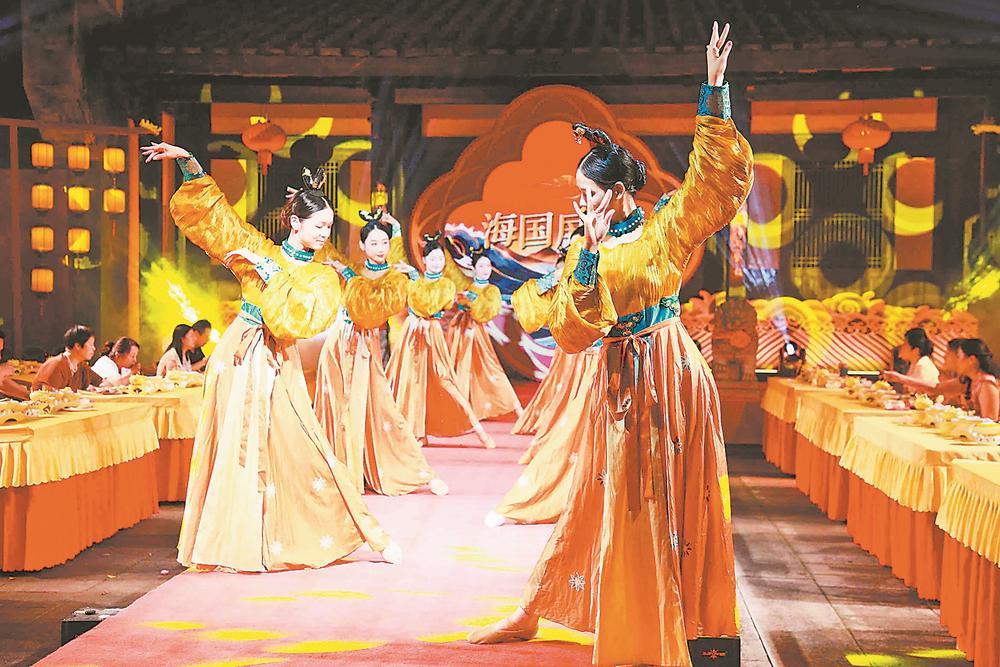 1日，“海国屏藩·琴江水师宴”在福州新区（长乐区）琴江满族村将军行辕举办，打造集实景演艺、主题餐饮、非遗文化体验于一体的夜间文旅新业态。王至莹 陈欢欢 摄
