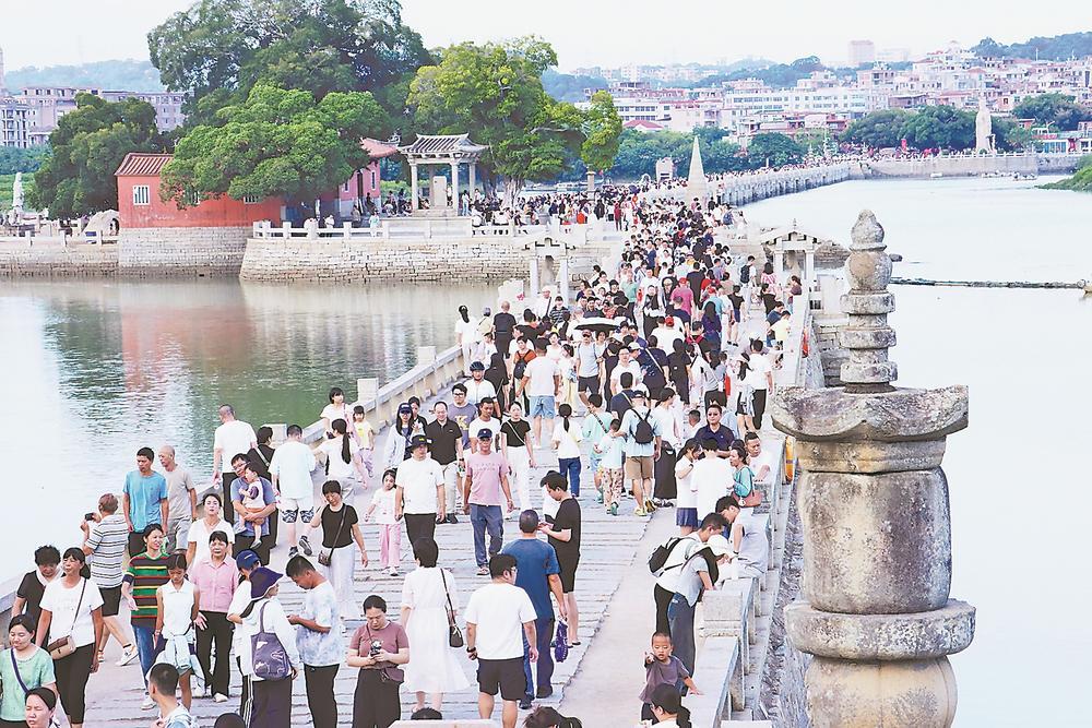 3日，“泉州有东西·好康来洛江”文旅消费季——“世遗桥畔·烟火洛江”古街沉浸嘉年华人气高涨，洛阳桥畔、桥南古街迎来持续客流高峰，市民游客在烟火中感受洛江别样魅力。范陈春 庄伊欣 摄