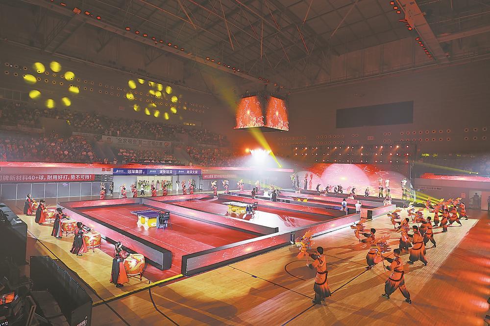 3日晚，2026年“全家福安”第二届福乒赛在福安市奥体中心开幕，赛事实行双场馆联动，奥体中心赛事将持续至10月5日，福安市体育中心分会场活动将持续至10月7日。活动期间同步举办“福乒嘉年华”系列促消费活动，打造集观赛、互动、体验、游玩于一体的体育消费新场景。李郁 单志强 摄