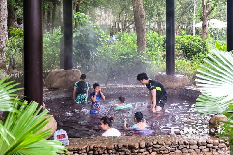 外地游客打卡贵安温泉 畅享“微度假”