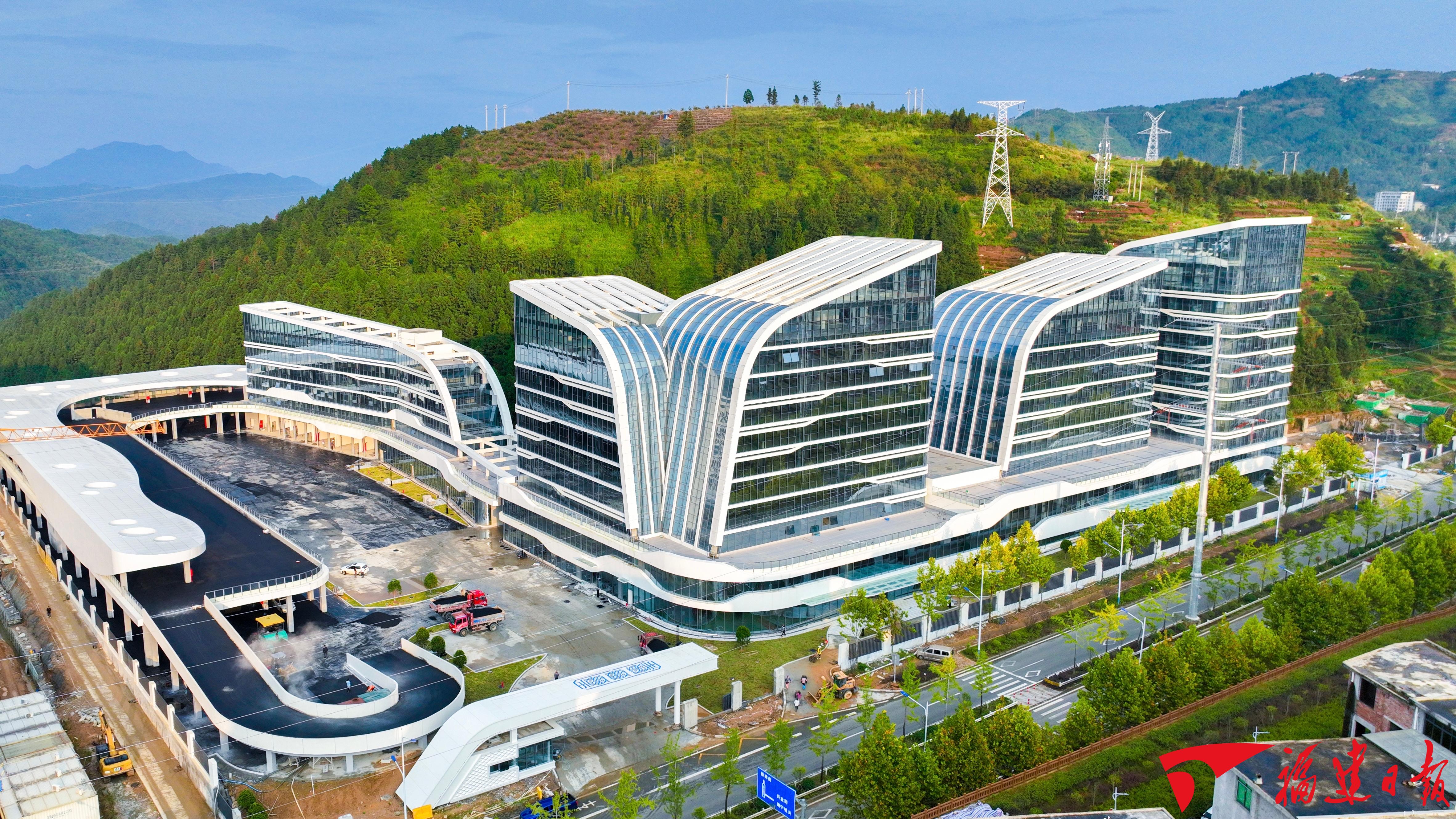 这个假期，“泡”在工地攻坚