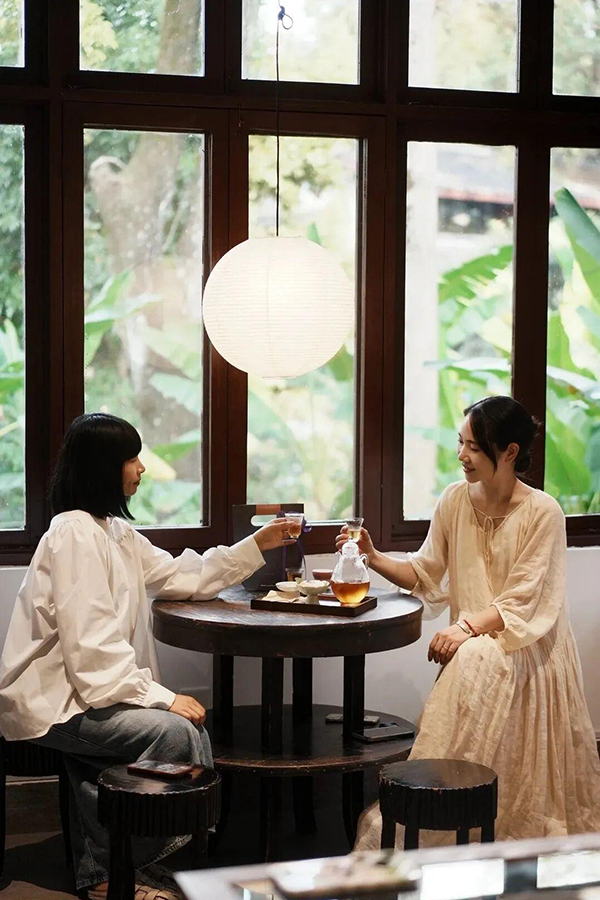 打卡网红茶室，拍照、闲坐、发圈，茶香与光影一同定格。