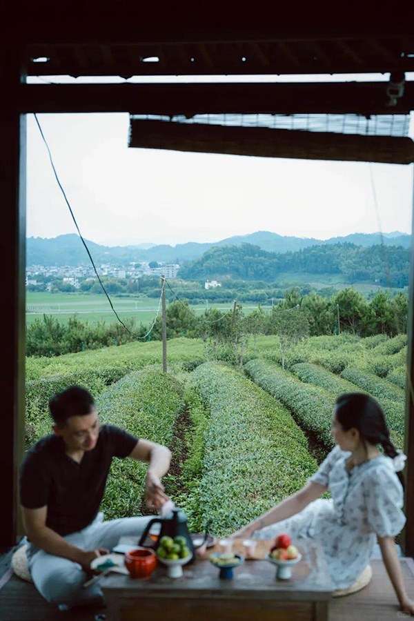 打卡网红茶室，拍照、闲坐、发圈，茶香与光影一同定格。