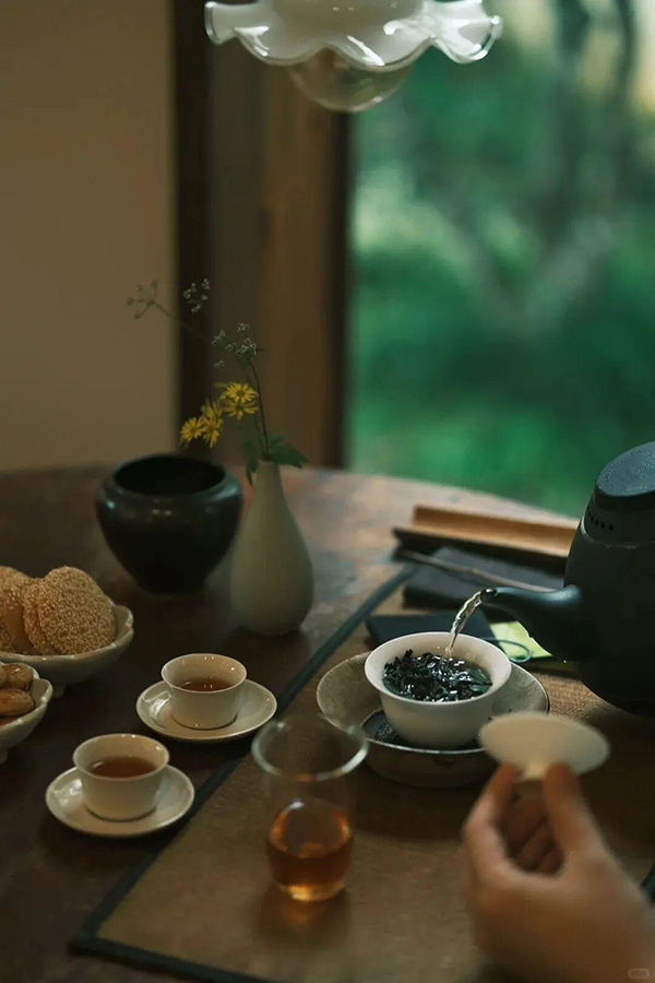 雨中“吃茶”显得诗意浪漫。