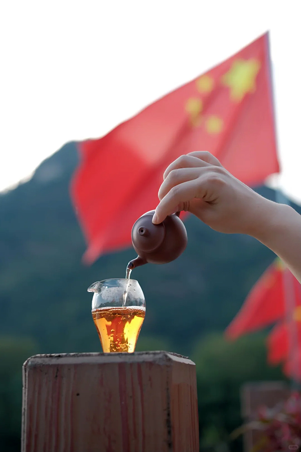 这个国庆假期，一种更松弛的旅行方式正在悄然兴起——“吃茶”。