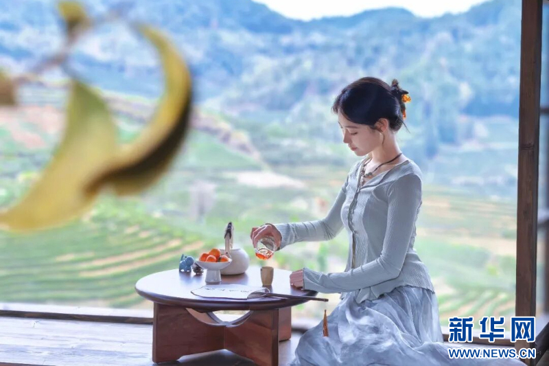 茶室品茶，随手一拍便是氛围感大片。（林李冰 摄）