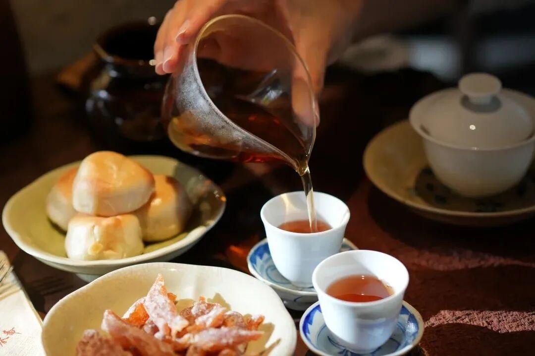 点一泡岩茶配几样茶点，茶香与光影一同定格。
