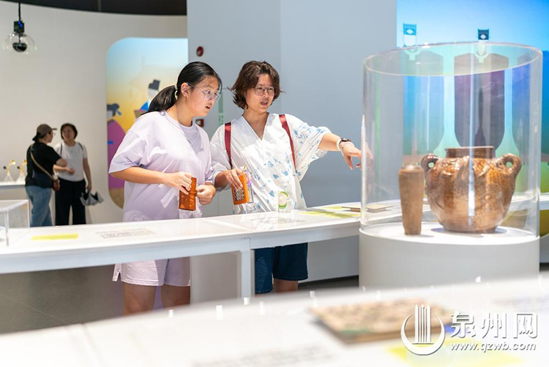 “一桌古往今来・历史”用时间轴串起从宋元刺桐港开埠到闽南人下南洋的饮食千年脉络。图为游客正在了解宋元时期的饮食器具。