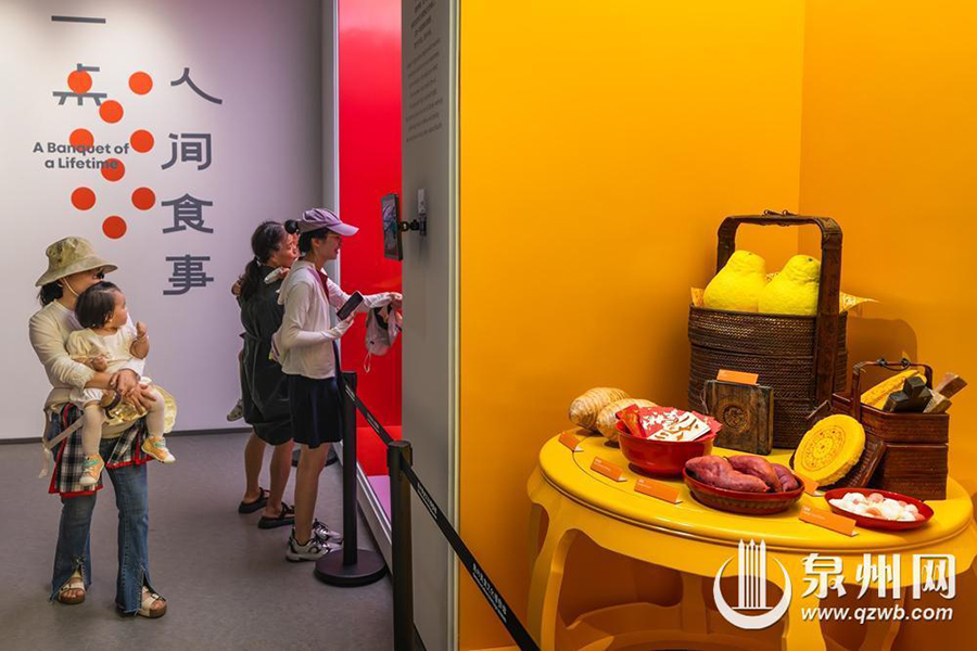市民、游客参观展览。