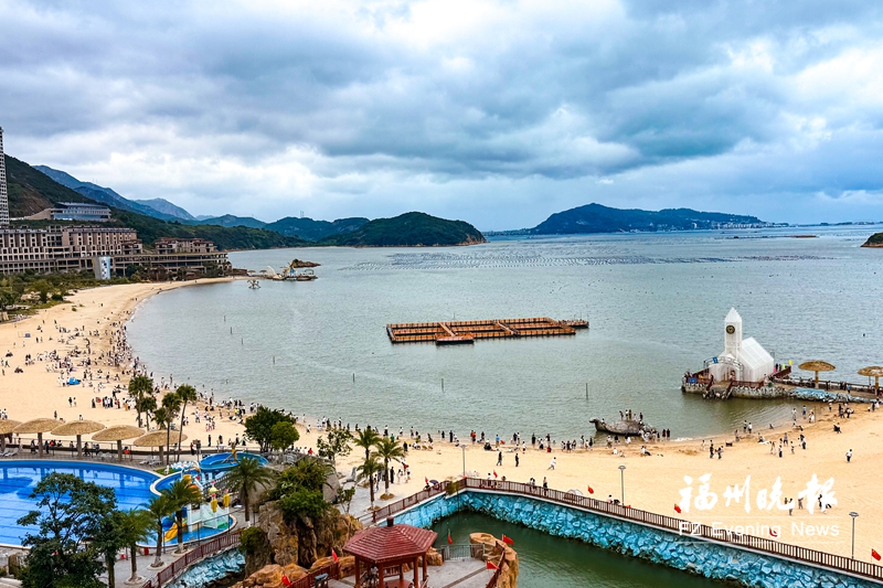 游客打卡定海湾山海运动小镇。受访者供图