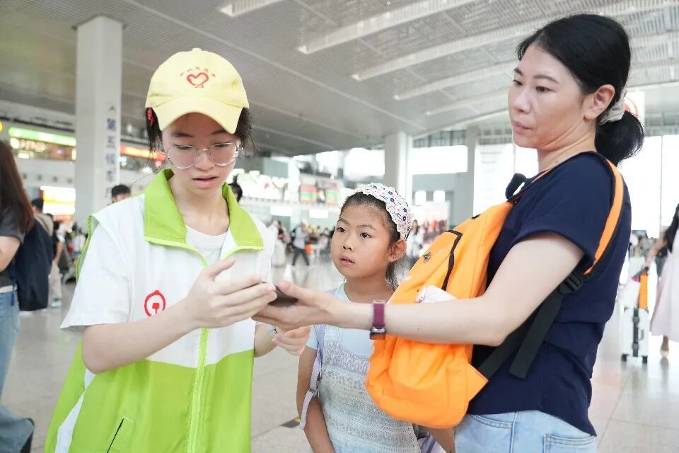 国庆长假最后一日 福州车站迎来出发返程双向客流高峰