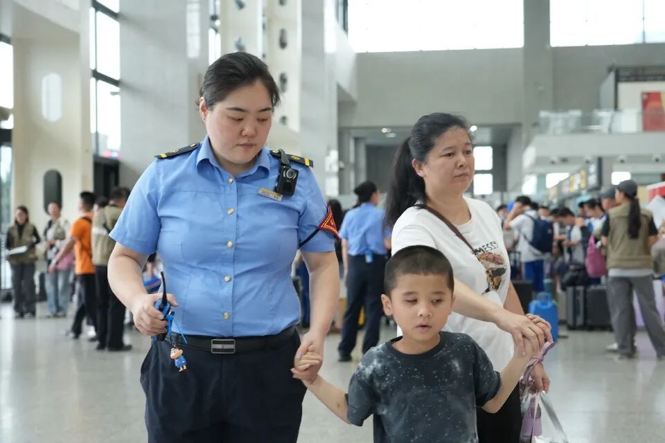国庆长假最后一日 福州车站迎来出发返程双向客流高峰